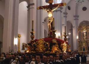 La_Union_Semana_Santa_Cofrades_sacando_a_su_Cristo_en_procesion.jpg